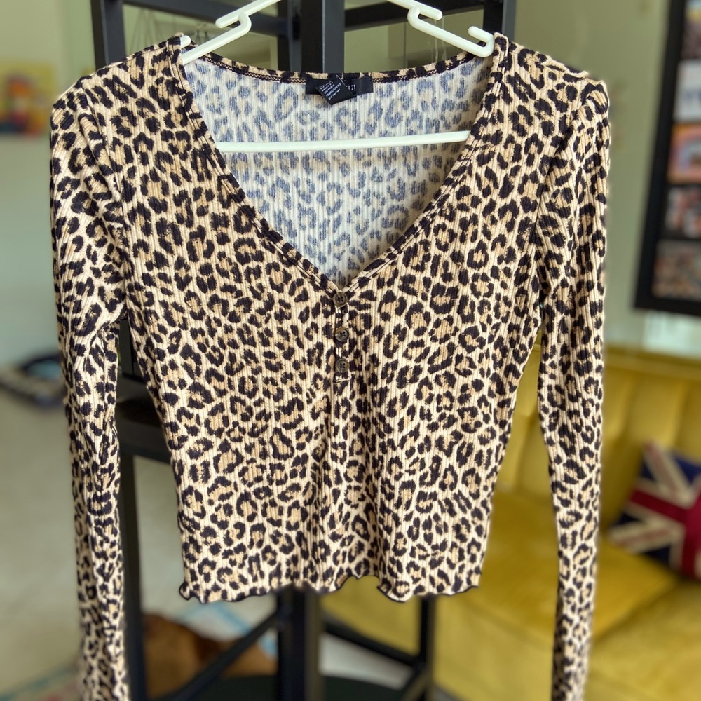 Cropped ribbed leopard print shirt. Long sleeve